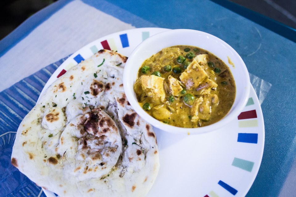 photo of mutter paneer with naan